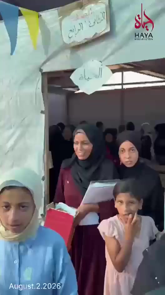 على مدخل مدرسة «الحياة»، تحت لافتتها المكتوبة باليد، يوم التسجيل. الصورة: حياة واشنطن